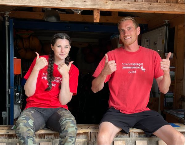 Praktikum SeaTree Zwei Mitarbeiter recken lächelnd die Daumen in die Höhe