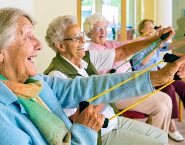 Trainer (m/w/d) Seniorensport in Hannover Eine Gruppe Rentnerinnen macht Fitnessübungen