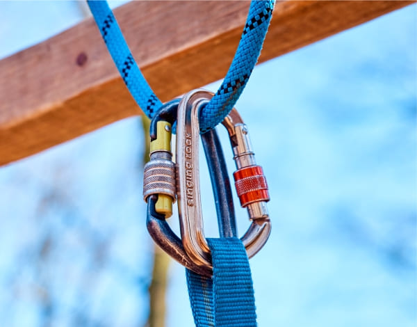 Praktikum im Bereich Marketing, Vertrieb und Kundenberatung Großaufnahme auf zwei eingehängte Sicherungskarabiner