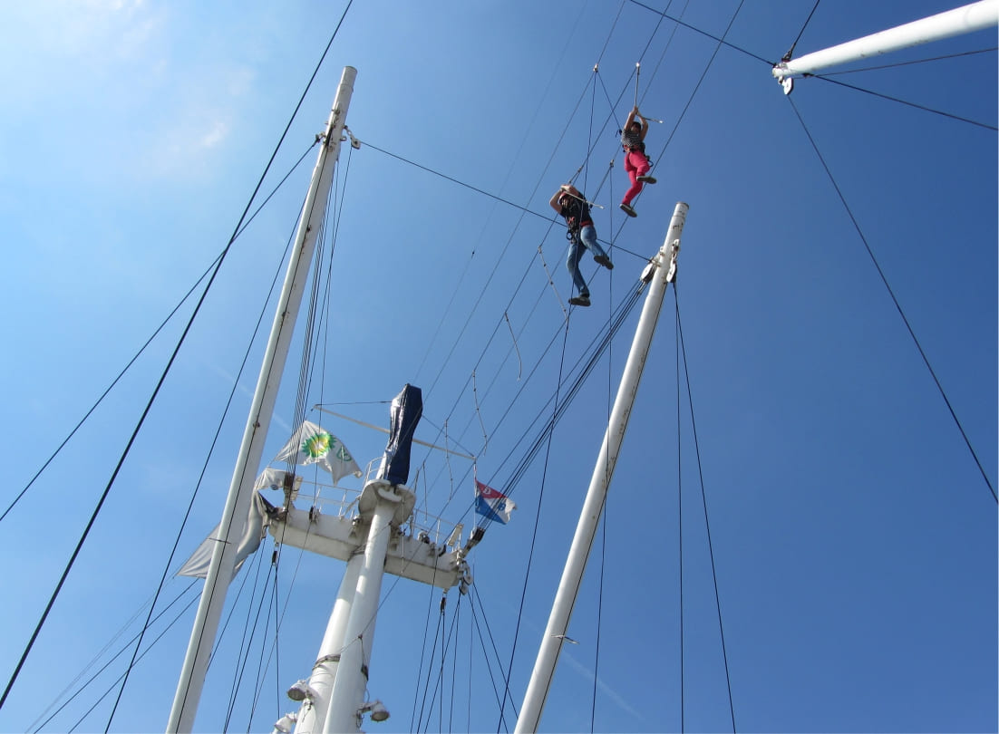 Blick von unten die Kletteranlage des Kletterschiffs Cap San Diego, zwei Kletterer balancieren auf d�nnen Seilen