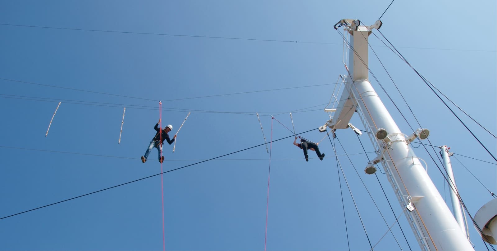 Blick von unten in die Kletteranlage in des Schiffes Hochseilgarten Cap San Diego