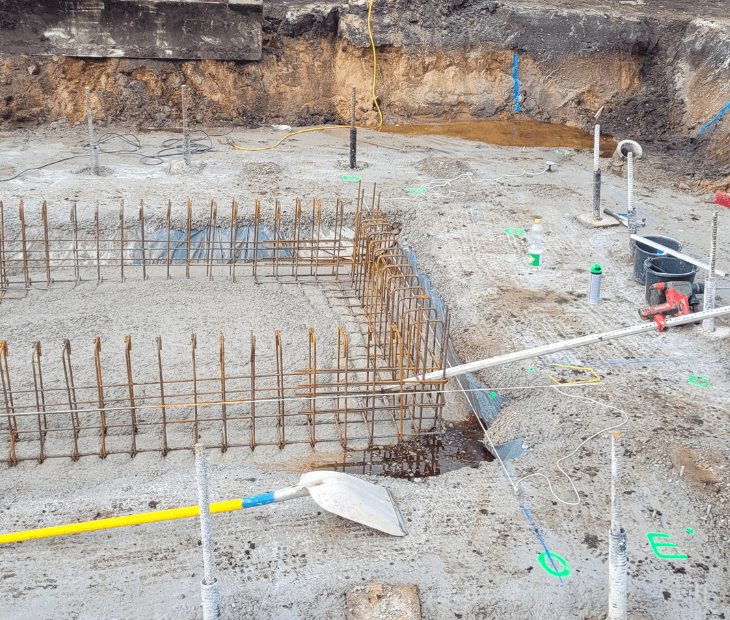 Frisch gegossene Fundamente auf der SkyLoop-Baustelle in Mardorf