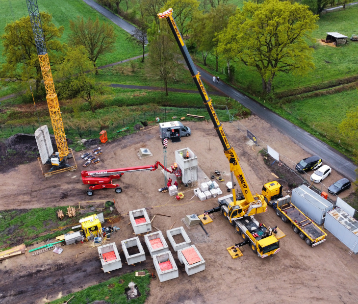 ranarbeiten auf der SkyLoop-Baustelle in Mardorf beim Aufbau des Aufzugsturms mit Bauteilen und Hebeb�hne