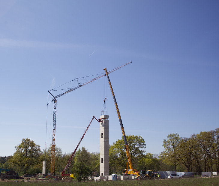 Kran und Arbeitsb�hne auf der SkyLoop-Baustelle in Mardorf beim Aufbau des Aufzugschachts