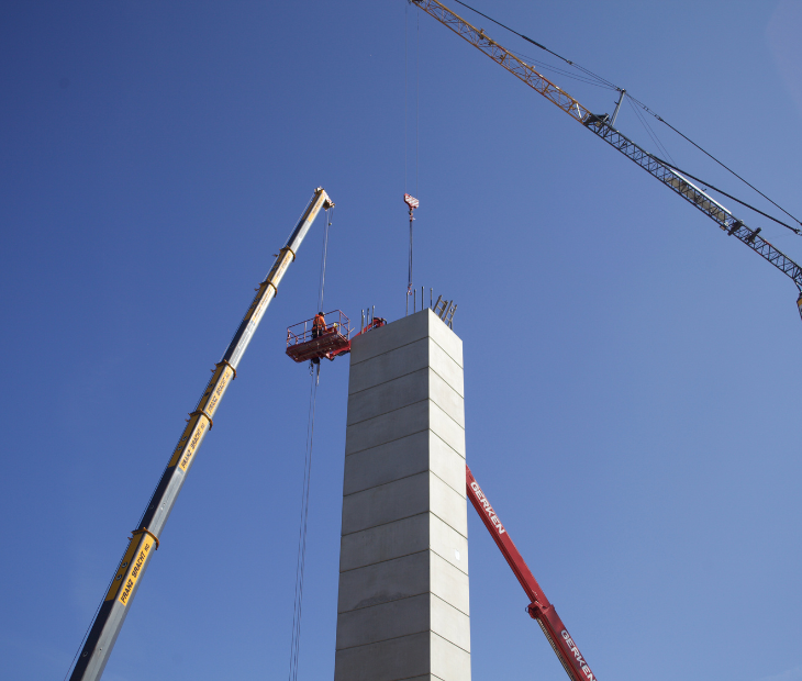 Betonfertigteile am Aufzugschacht des SkyLoop in Mardorf w�hrend der Montage auf der Baustelle