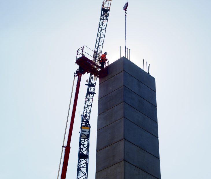 Arbeiten in gro�er H�he am Aufzugschacht des SkyLoop in Mardorf w�hrend der aktuellen Bauphase