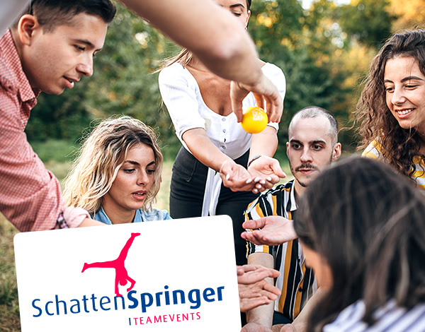 Ein junges Team von Erwachsenen absolviert eine gemeinsame �bung - Dazu wird das Logo von Schattenspringer Teamevents eingeblendet