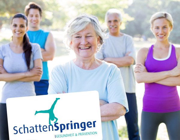 F�nf Erwachsene unterschiedlichen Alters in Trainingskleidung sind bereit Sport zu machen und lachen in die Kamera - Dazu wird das Logo Schattenspringer Gesundheit und Pr�vention eingeblendet